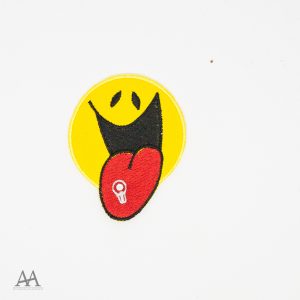 Emoji com Piercing na Língua